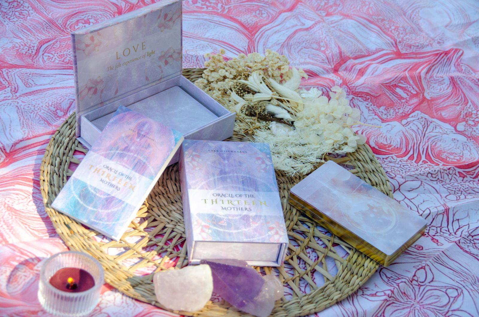 The open magnetic box with the guidebook, the deck and the cards with gold edges
